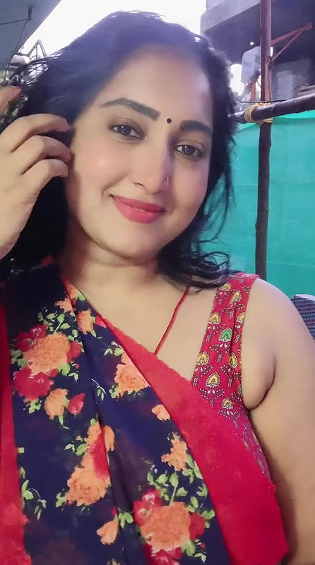 tamil malayalm serial actress fleshy tummy and armpit in saree  2