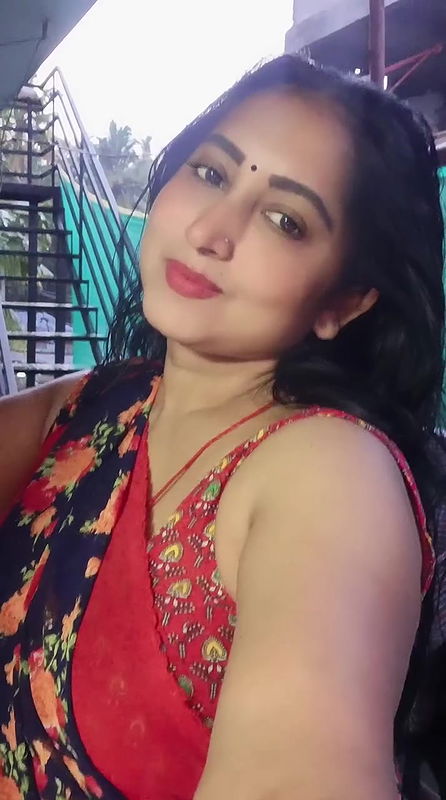 tamil malayalm serial actress fleshy tummy and armpit in saree  2