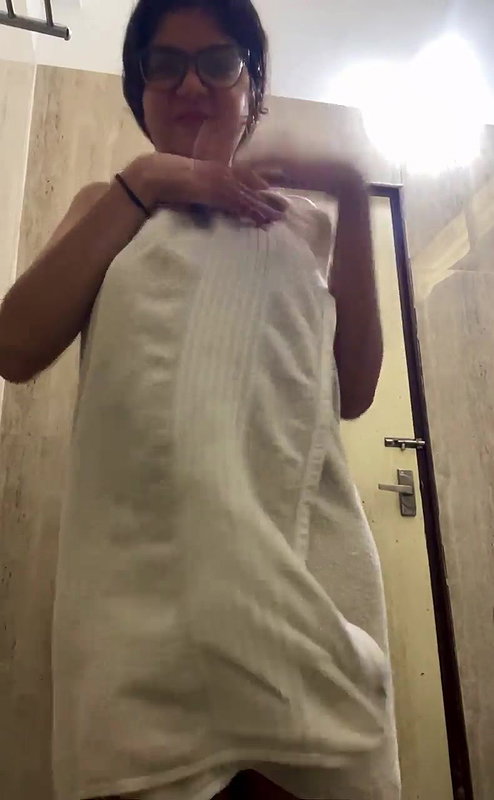 Sexy Girlfriend Showing Hot Nude Figure After Bath2