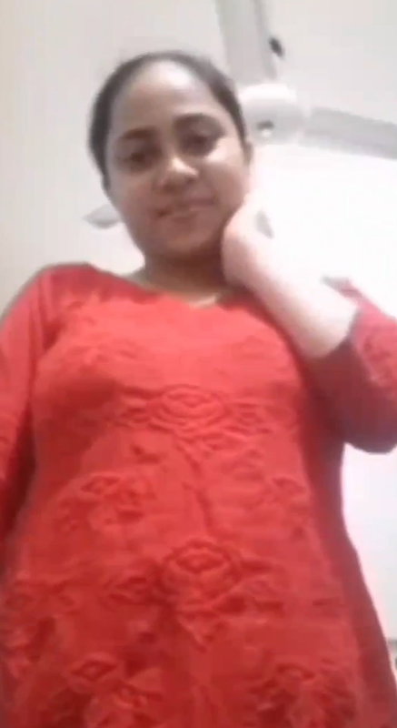 Desi milf showing her boobs