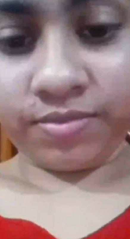 Desi milf showing her boobs