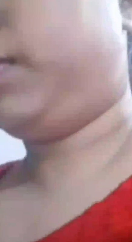 Desi milf showing her boobs
