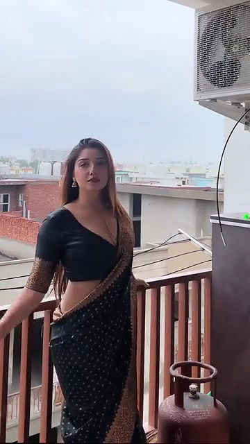 MUSKAN VERMA TEMPTING BABE IN SAREE WIFE MATERIAL