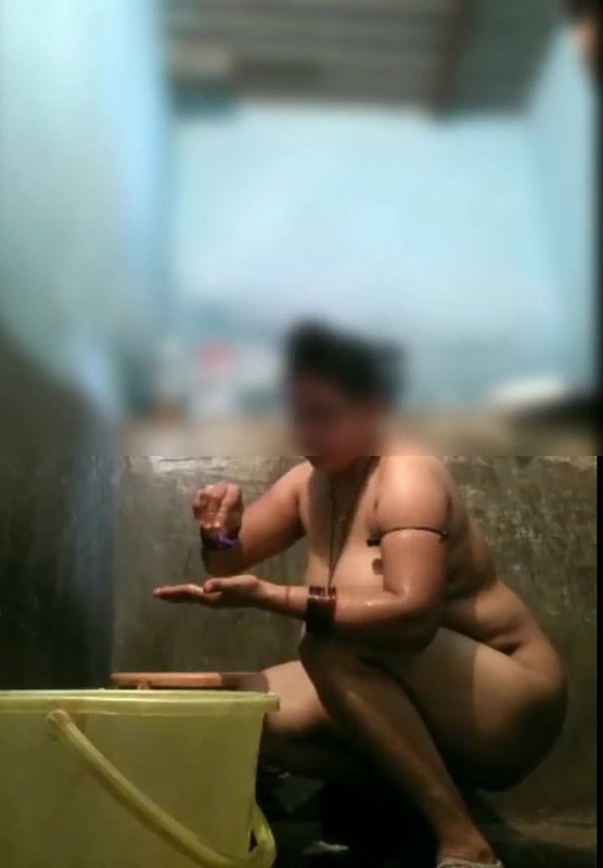 Beautiful Sexy Milf Bhabhi Bathing 2 Videos 3