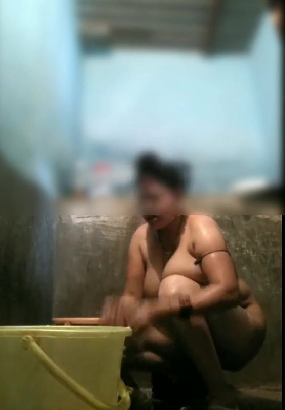 Beautiful Sexy Milf Bhabhi Bathing 2 Videos 3