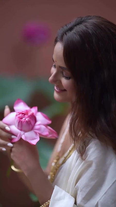 TRINA SAHA WET CURVY EROTIC WET IN SAREE TEMPTING VIEW 2