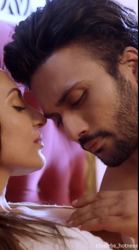 Milf Navina Bole Hot scene from webseries Kaal Sandhi 2