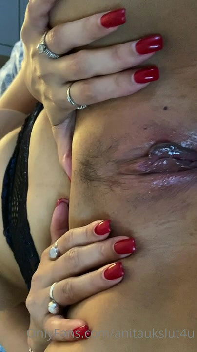 Anitaukslut4u showing her wet pussy 2