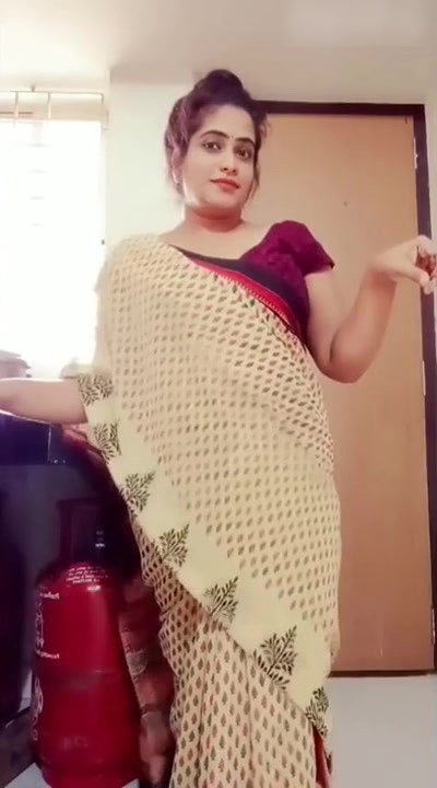 Hot bhabi bathing with big tits2