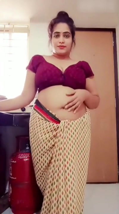 Hot bhabi bathing with big tits2