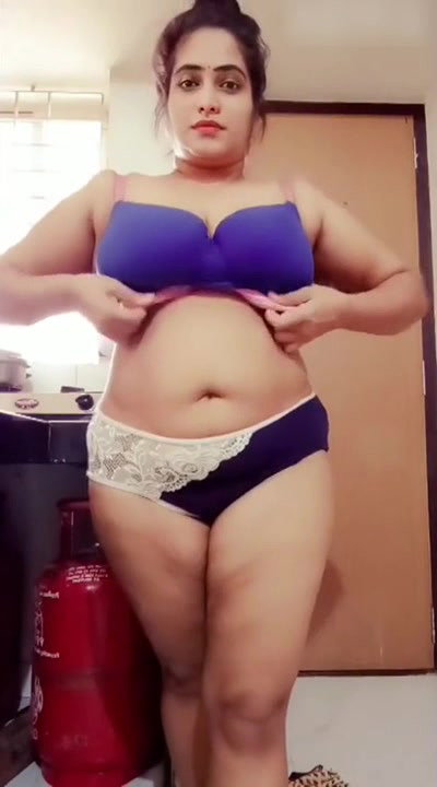 Hot bhabi bathing with big tits2