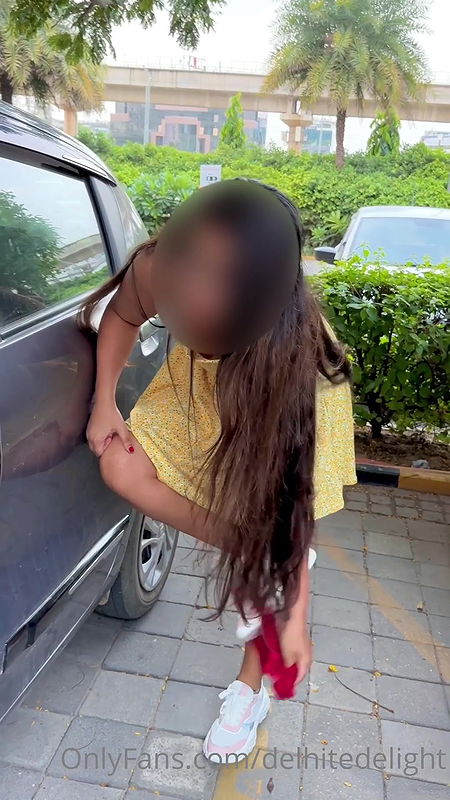 Delhite_Delight_OnlyFans_give panty to her fan2