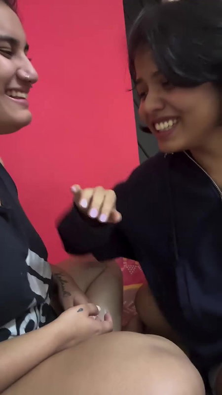 college girls fun big pressing boobs in tshirt2