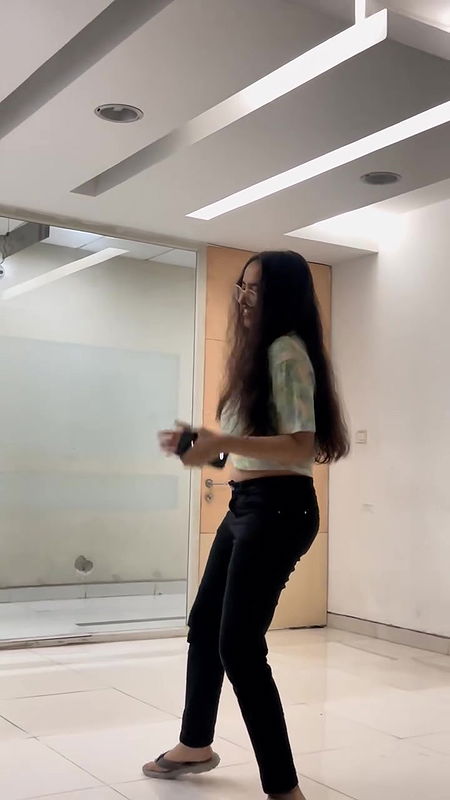 desi chubby girl fleshy deep navel in white top and jeans2