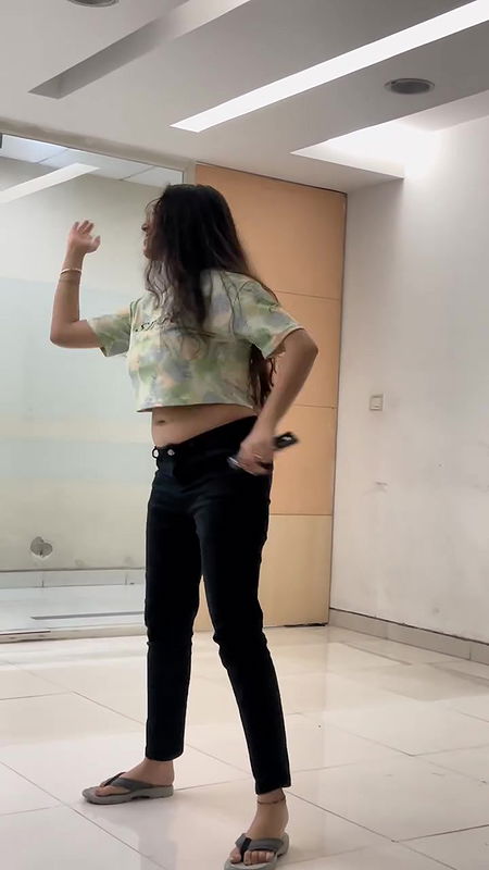 desi chubby girl fleshy deep navel in white top and jeans2