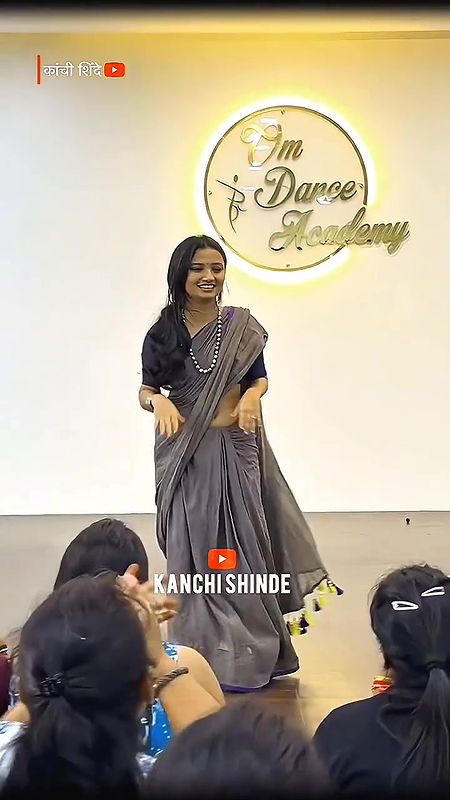 marathi dancer sexy navel and belly chanin in blue saree2