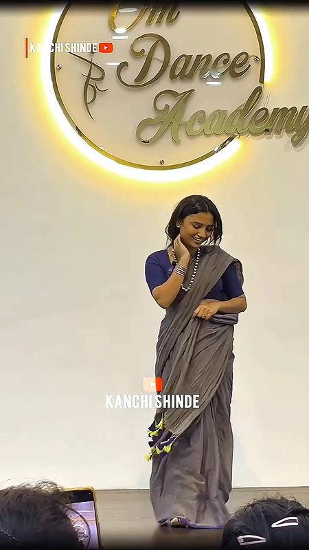 marathi dancer sexy navel and belly chanin in blue saree2