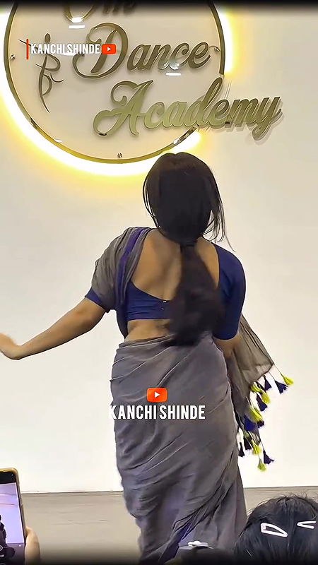 marathi dancer sexy navel and belly chanin in blue saree2