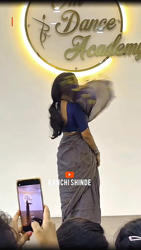 marathi dancer sexy navel and belly chanin in blue saree2