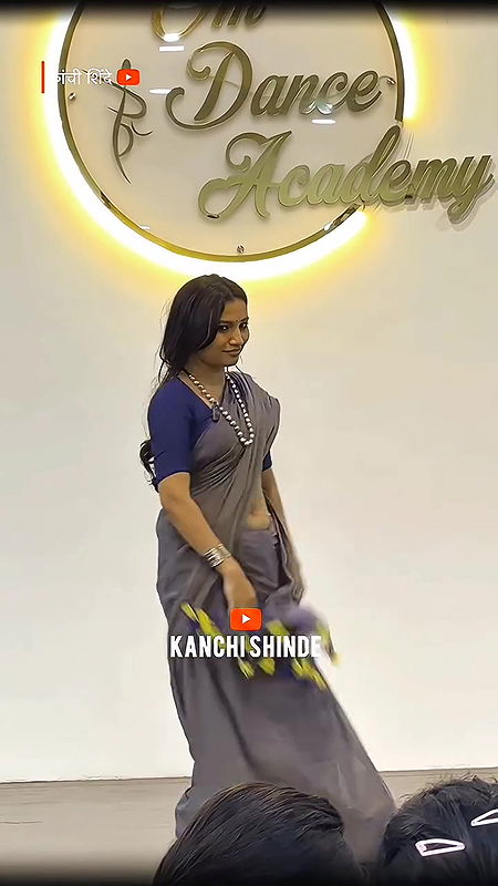 marathi dancer sexy navel and belly chanin in blue saree2