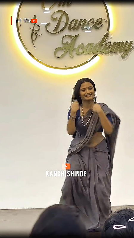 marathi dancer sexy navel and belly chanin in blue saree2