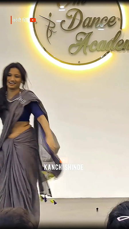 marathi dancer sexy navel and belly chanin in blue saree2