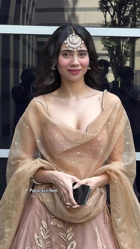 MILKY DIVA ZARA KHAN DELIBERATELY EXPOSE AMPLE CLEAVAGE TO LUST FOR2