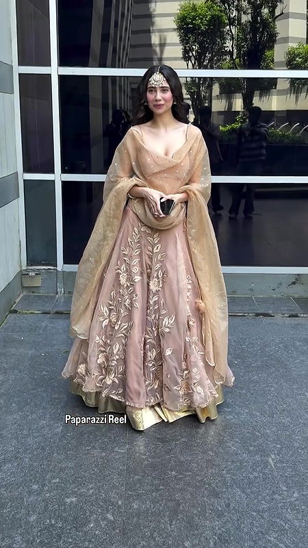 MILKY DIVA ZARA KHAN DELIBERATELY EXPOSE AMPLE CLEAVAGE TO LUST FOR2