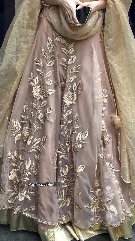 MILKY DIVA ZARA KHAN DELIBERATELY EXPOSE AMPLE CLEAVAGE TO LUST FOR2