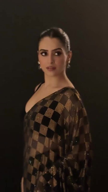 SANYA SEDUCING US EXPOSE WIDE CLEAVAGE NAUGHTINESS IN SAREE SHOOT2