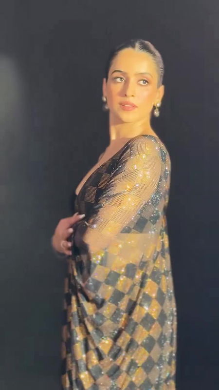 SANYA SEDUCING US EXPOSE WIDE CLEAVAGE NAUGHTINESS IN SAREE SHOOT2