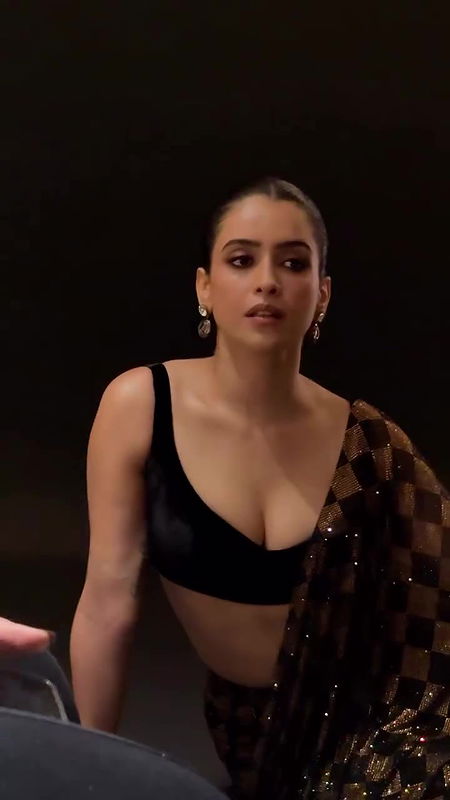 SANYA SEDUCING US EXPOSE WIDE CLEAVAGE NAUGHTINESS IN SAREE SHOOT2