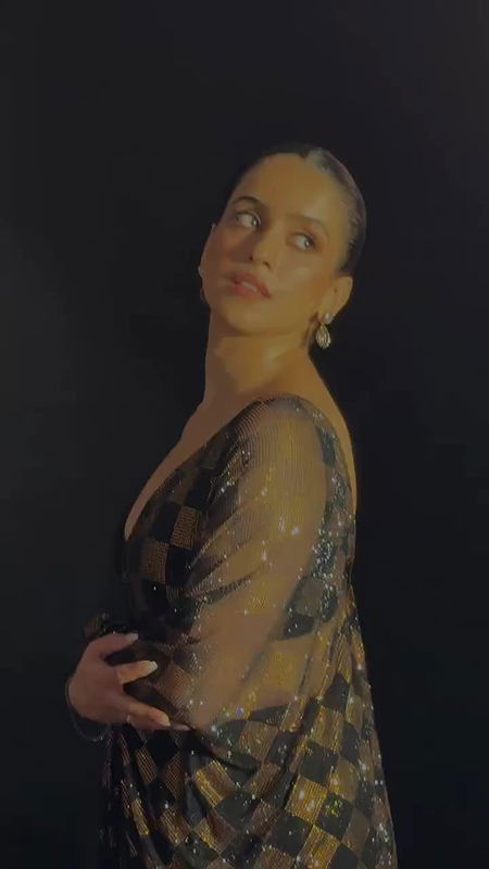 SANYA SEDUCING US EXPOSE WIDE CLEAVAGE NAUGHTINESS IN SAREE SHOOT2