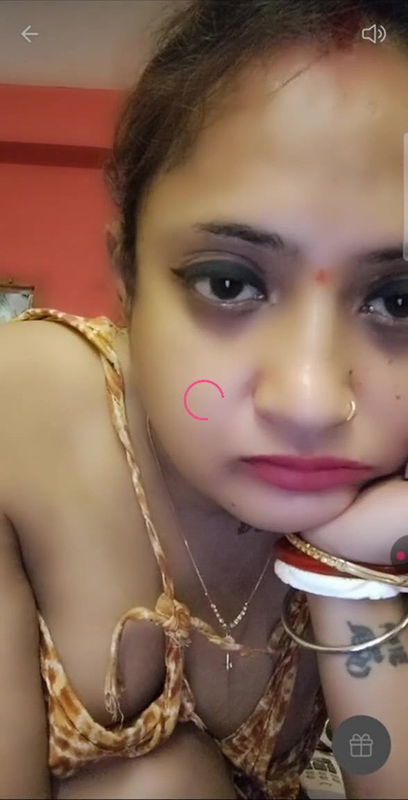 Bengali MILF Bubbles Show Boobs Waiting for Viewers2