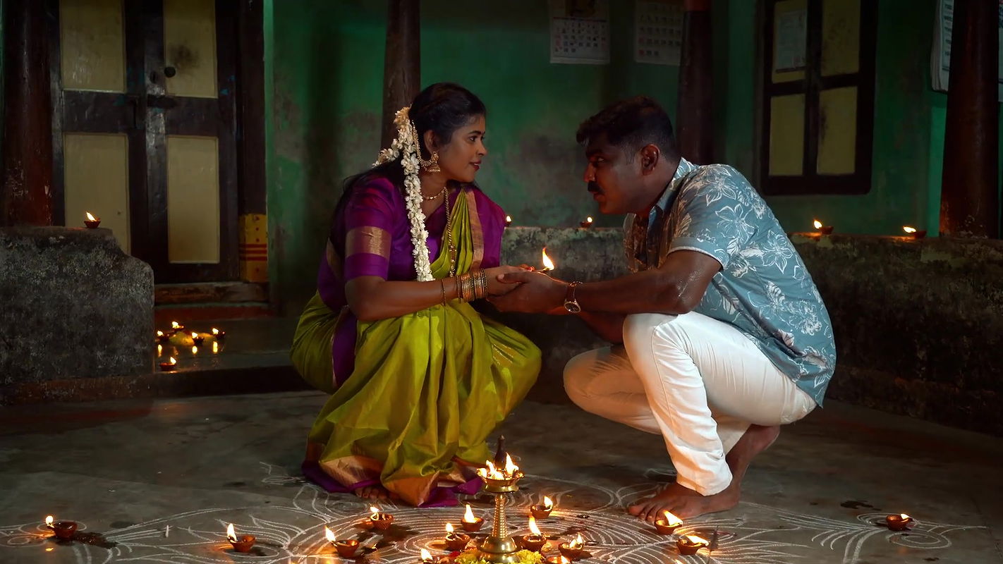 Mature-looking Gauri hot saree song – Navel showcaressed2