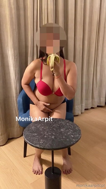 monika_arpit_play_with_cucumber.mp42