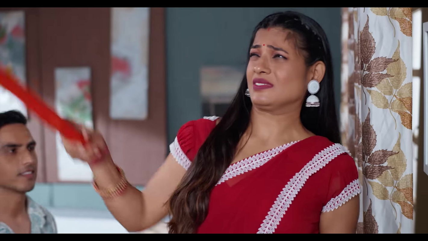 Beautiful bhabhi enjoyed by lover – Saree, Side Hip showcaressed, Expressions 2