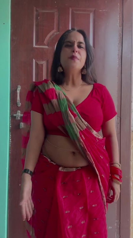 chubby nepali babe deep navel with belly chain in red saree 2