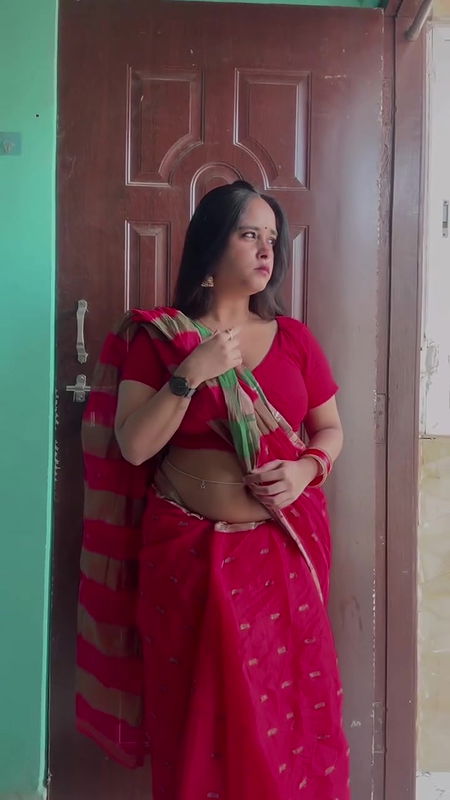 chubby nepali babe deep navel with belly chain in red saree 2