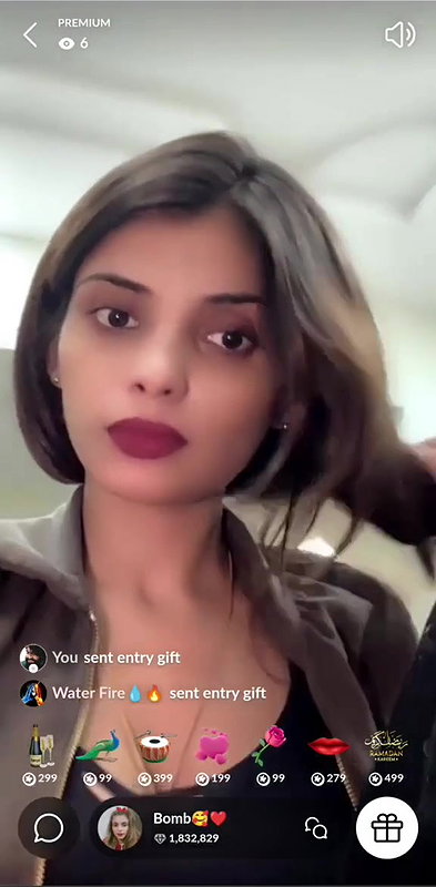 Sexy Tango Girl Bomb Gives Tit Flash Live With face 2