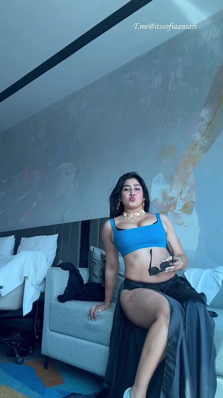 HOTTIE SOFIA ANSARI SEDUCTIVE AMPLE CLEAVAGE SEXY WAIST AND LEGS SHOW TEASE HQ2