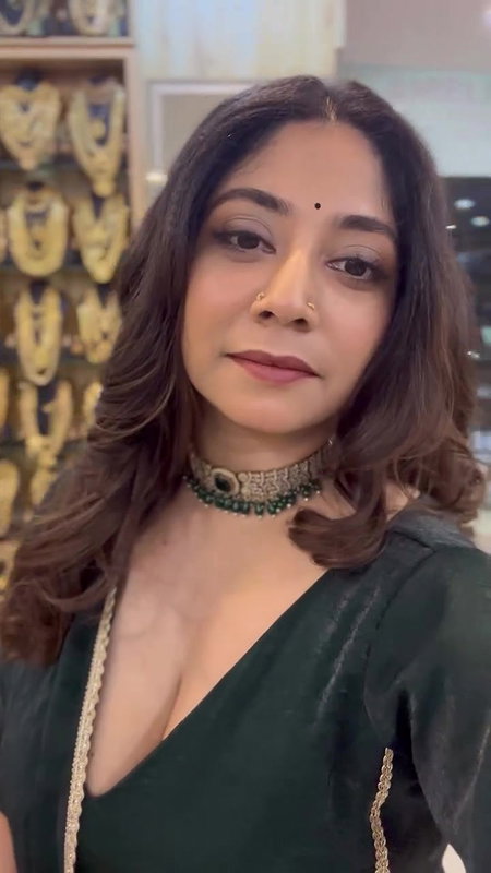 abhaya hiranami huge breasts in green costume2