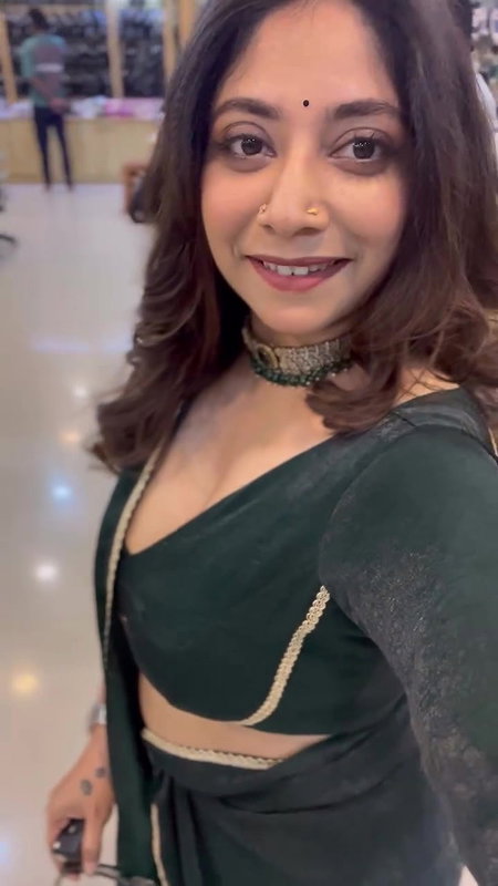 abhaya hiranami huge breasts in green costume2