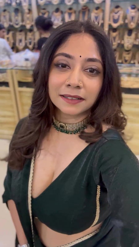 abhaya hiranami huge breasts in green costume2