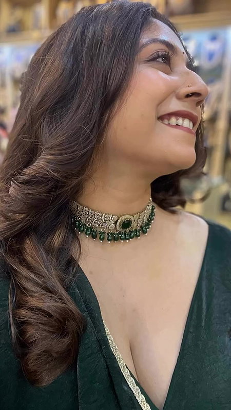 abhaya hiranami huge breasts in green costume2
