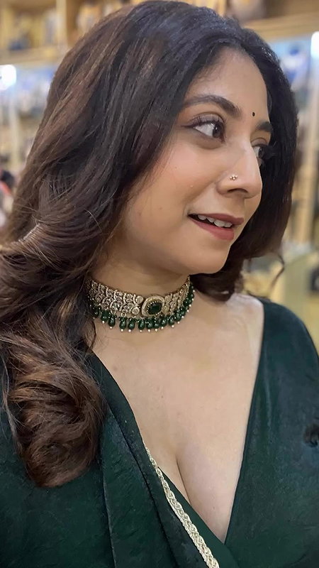 abhaya hiranami huge breasts in green costume2