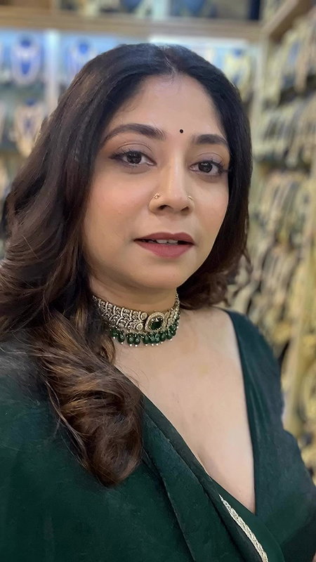 abhaya hiranami huge breasts in green costume2