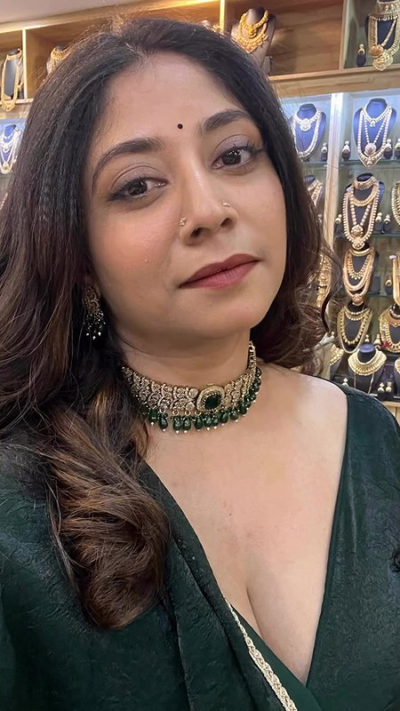 abhaya hiranami huge breasts in green costume2