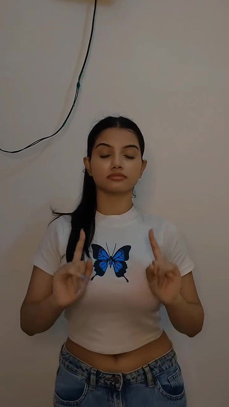 busty babe big boobs and deep navel in white tshirt2