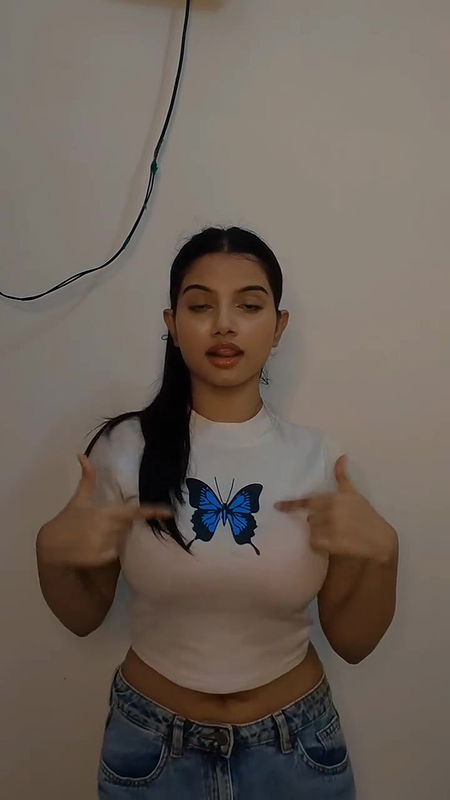 busty babe big boobs and deep navel in white tshirt2